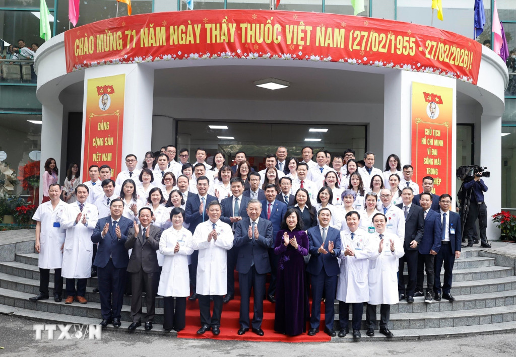 Tổng Bí thư Tô Lâm với cán bộ, bác sĩ, nhân viên y tế Bệnh viện Hữu nghị (Ảnh: Thống Nhất – TTXVN)