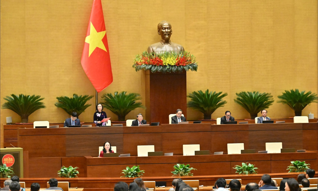 Phó Chủ tịch Quốc hội Nguyễn Thị Thanh điều hành phiên họp thông qua Luật Phòng bệnh tại Kỳ họp thứ Mười, Quốc hội khóa XV, ngày 10/12/2025 (Ảnh: Phạm Thẳng)