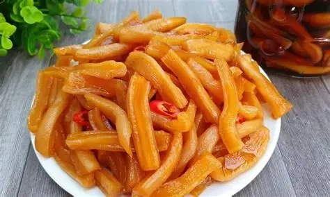 Củ cải ngâm nước tương chua ngọt, giòn sần sật là món ăn kèm giúp bữa cơm thêm tròn vị. (Ảnh: Sưu tầm)