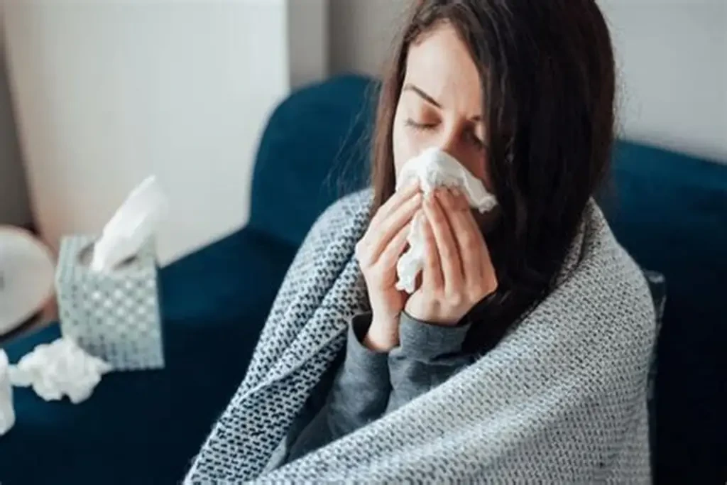 Duy trì thói quen uống đủ nước mỗi ngày là cách đơn giản giúp tăng sức đề kháng trong mùa lạnh. (Ảnh: Sưu tầm)