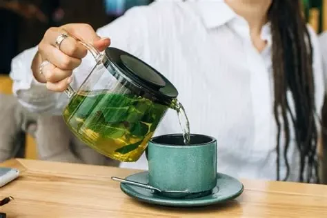 Thêm một nhúm muối nhỏ vào trà xanh có thể giúp giảm vị chát và làm hương vị hài hòa hơn. (Ảnh: Sưu tầm)