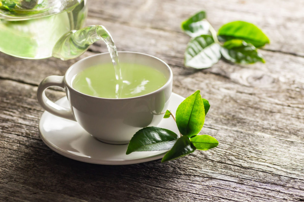 Trà xanh pha chút muối không chỉ dễ uống mà còn hỗ trợ bù điện giải nhẹ cho cơ thể. (Ảnh: Sưu tầm)