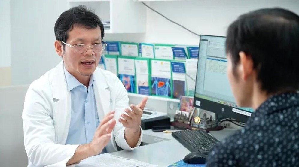 ác sĩ Phan Văn Thái tư vấn cho bệnh nhân trong lần tái khám gần nhất (Ảnh: FV)