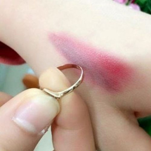 Thử son bằng nhẫn vàng hay nước chỉ là mẹo truyền miệng, cách an toàn nhất vẫn là chọn mỹ phẩm có nguồn gốc rõ ràng. (Ảnh: Sưu tầm)
