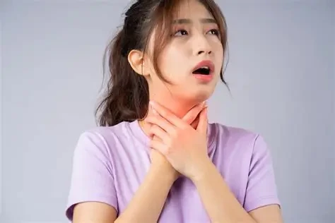Đau họng khi bị sốt là phản ứng thường gặp do niêm mạc họng bị viêm khi cơ thể chống lại virus, vi khuẩn. (Ảnh: Sưu tầm)