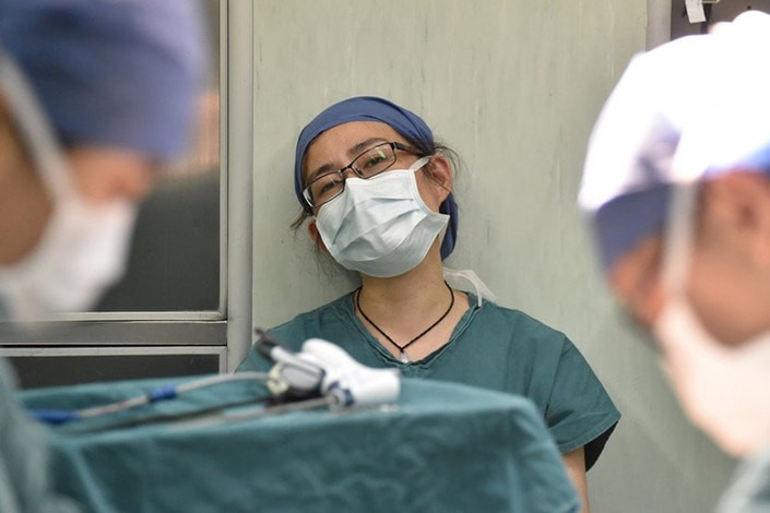 Mỗi bác sĩ đều gánh trên vai trách nhiệm chuyên môn cao cùng áp lực tâm lý không hề nhỏ (Ảnh: VCG)