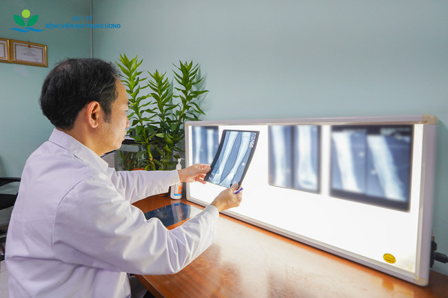 TS.BS Hoàng Hải Đức đánh giá tổn thương ung thư sụn trước phẫu thuật (Ảnh: BVCC)
