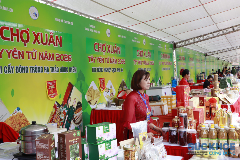 Các gian hàng trưng bày sản phẩm OCOP, nông sản chế biến, dược liệu và thủ công mỹ nghệ đặc trưng của địa phương.