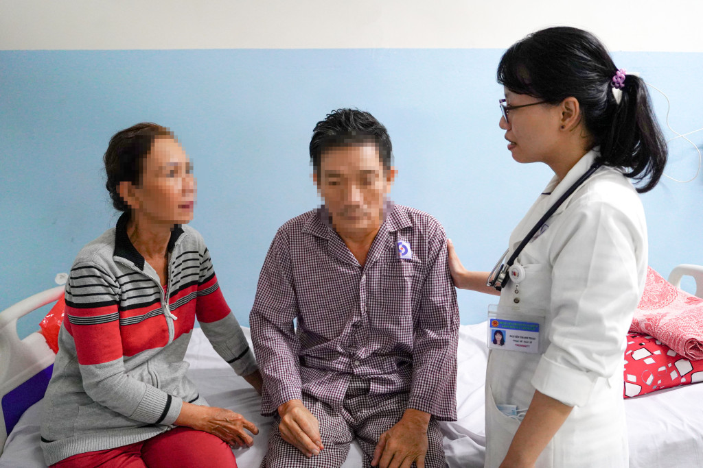 Bệnh nhân hồi phục, trò chuyện cùng người thân và bác sĩ trước ngày xuất viện (Ảnh: Sưu tầm)