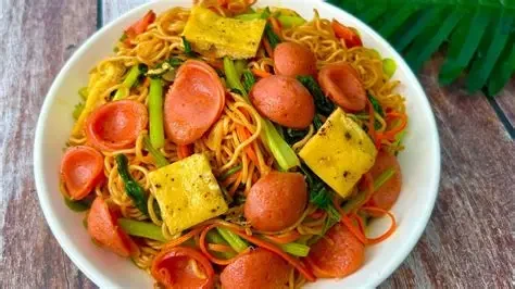 Xào mì trên lửa lớn và đảo nhanh tay giúp món ăn thơm ngon, đậm vị hơn. (Ảnh: Sưu tầm)