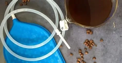 Chuyên gia khuyến cáo chỉ nên thụt tháo khi có chỉ định y khoa, tránh tự ý thực hiện tại nhà để phòng biến chứng. (Ảnh: Sưu tầm)