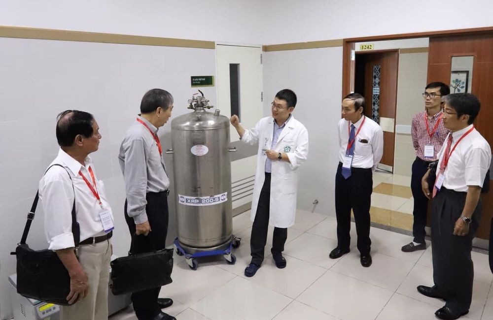 GS Mai Trọng Khoa (thứ 3 từ trái sang) đưa đoàn chuyên gia nước ngoài tham quan khu y học hạt nhân (Ảnh: BVCC)