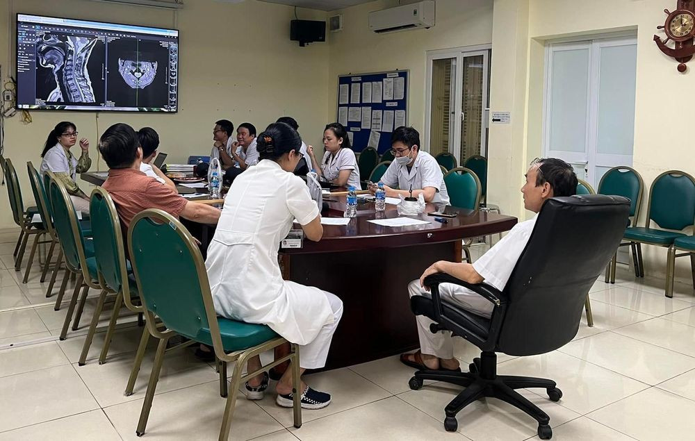 GS Khoa vẫn miệt mài tham gia hội chẩn cùng bác sĩ trẻ (Ảnh: BVCC)