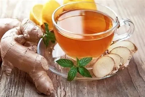Trà gừng giúp làm ấm cơ thể, còn chè xanh giàu chất chống oxy hóa – chọn gì tùy nhu cầu trong mùa lạnh. (Ảnh: Sưu tầm)