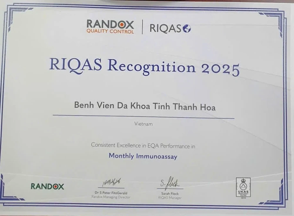 Khoa Hóa sinh, Bệnh viện Đa khoa tỉnh Thanh Hóa vừa được chương trình ngoại kiểm chất lượng xét nghiệm quốc tế RIQAS (Randox International Quality Assessment Scheme) vinh danh hiệu suất ngoại kiểm xuất sắc năm 2025 trong lĩnh vực xét nghiệm miễn dịch