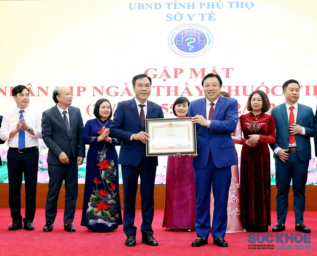 Phó Chủ tịch UBND tỉnh Nguyễn Huy Ngọc trao Bằng khen của Thủ tướng Chính phủ cho Giám đốc Sở Y tế Lê Hồng Trung (ảnh: ĐT)