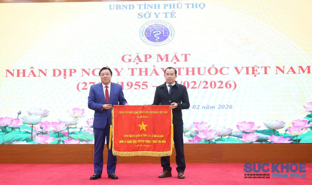 Phó Chủ tịch UBND tỉnh Nguyễn Huy Ngọc trao Cờ thi đua của Chính phủ cho Trung tâm Y tế khu vực Lạc Thủy (ảnh: ĐT)