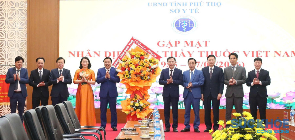 Phó Chủ tịch UBND tỉnh Nguyễn Huy Ngọc tặng hoa chúc mừng Sở Y tế (ảnh: ĐT)
