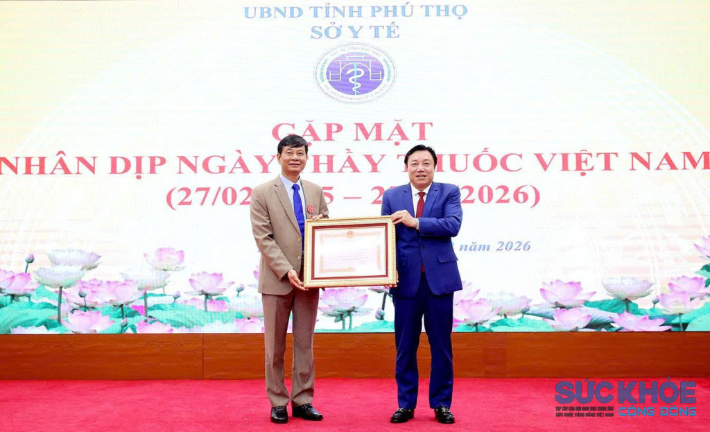 Thừa ủy quyền của Chủ tịch nước, Phó Chủ tịch UBND tỉnh Nguyễn Huy Ngọc trao Huân chương lao động cho đồng chí Phan Kim Trọng - Giám đốc Trung tâm y tế khu vực Bình Xuyên (ảnh: ĐT)