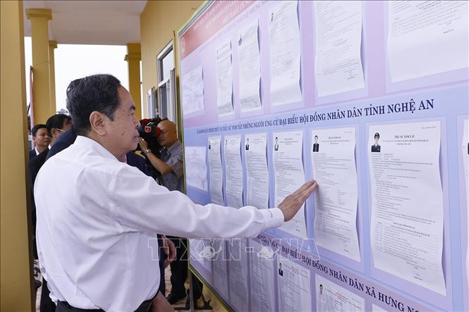Chủ tịch Quốc hội Trần Thanh Mẫn giám sát, kiểm tra công tác bầu cử tại Khu vực bỏ phiếu số 31, xã Hưng Nguyên, tỉnh Nghệ An (Ảnh: TTXVN)