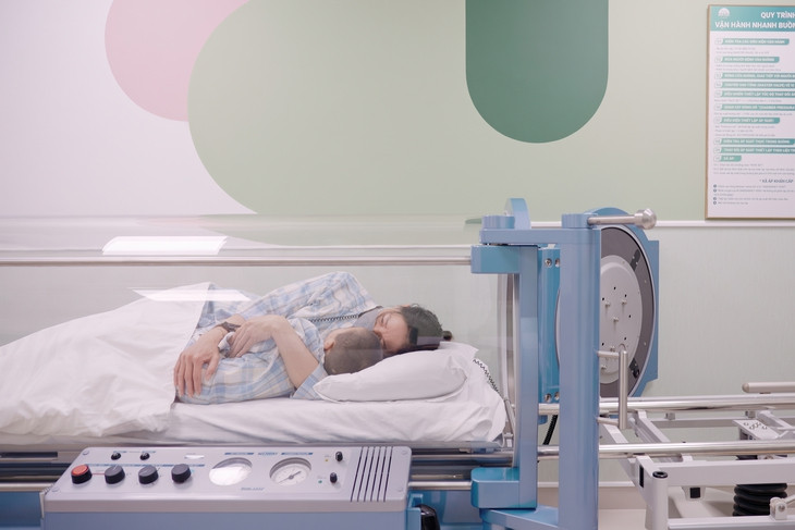 Cháu bé và bà nằm điều trị trong buồng oxy cao cáp (Ảnh: BVCC)