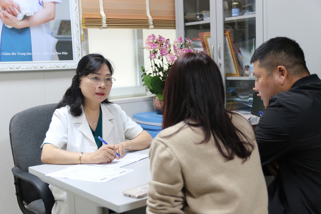 Bác sĩ CKI Nguyễn Thị Nhã, Giám đốc Trung tâm Hỗ trợ sinh sản, Bệnh viện Bưu điện thăm khám cho bệnh nhân tại Tuần lễ miễn phí khám, tư vấn vô sinh - hiếm muộn năm 2026 (Ảnh: BTC)