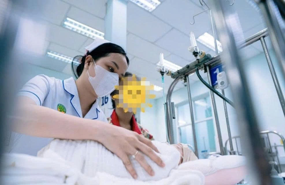 Nhân viên y tế chăm sóc cho bệnh nhi (Ảnh: BVCC)
