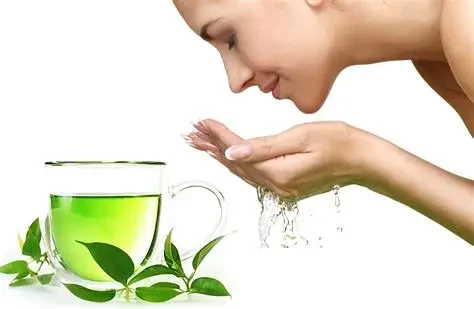 Nước trà xanh rửa mặt hoặc mặt nạ từ bột trà xanh có thể hỗ trợ chăm sóc da mụn nếu dùng đúng cách. (Ảnh: Sưu tầm)