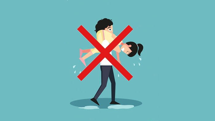 Không nên dốc ngược nạn nhân đuối nước (Ảnh: Sưu tầm)