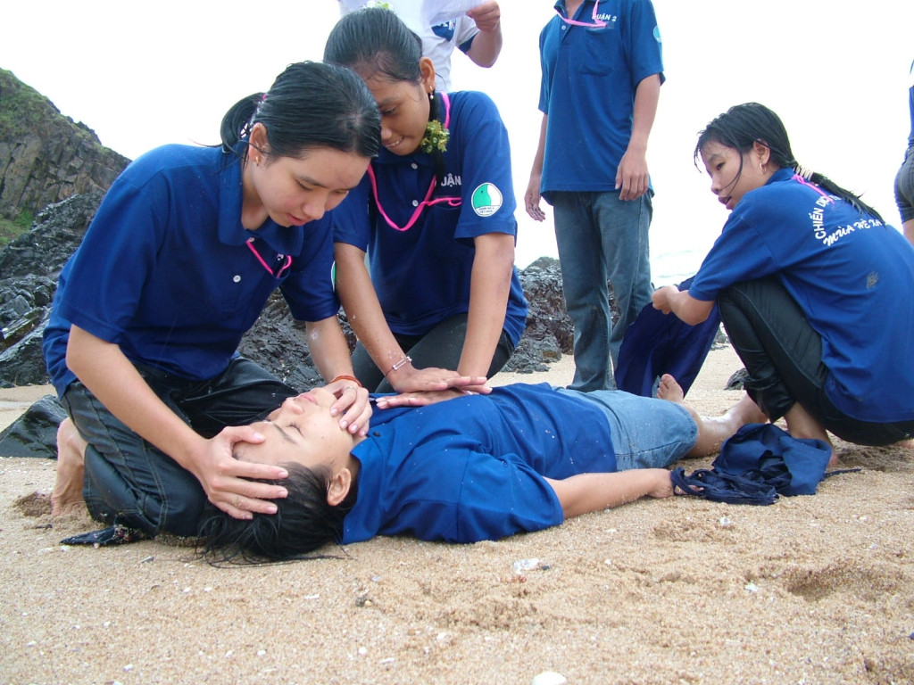  Sau khi đưa được nạn nhân lên bờ, đặt nằm ngửa trên mặt phẳng cứng và kiểm tra nhịp thở (Ảnh: Sưu tầm)