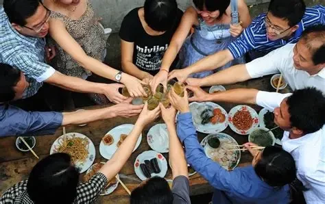 Ăn lót dạ trước khi uống giúp làm chậm hấp thu cồn, hạn chế tình trạng say nhanh và bảo vệ gan. (Ảnh: Sưu tầm)