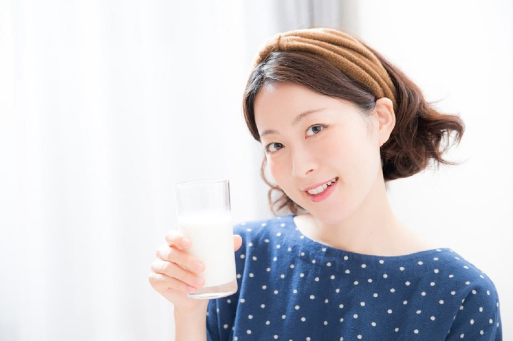 Nếu cơn đau xuất phát từ tình trạng dư axit dịch vị, người bệnh vẫn có thể uống sữa (Ảnh: Sưu tầm)