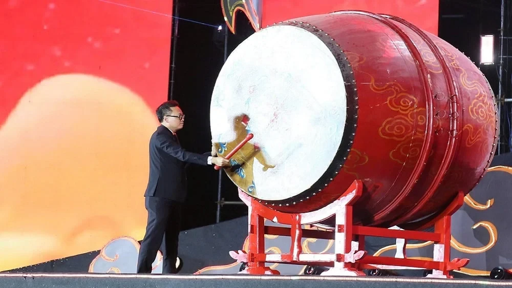 Bí thư Tỉnh ủy Hưng Yên Nguyễn Hữu Nghĩa đánh trống khai hội. Ảnh: Tất Đạt - Phạm Thiệu (Ảnh: NN&MT)
