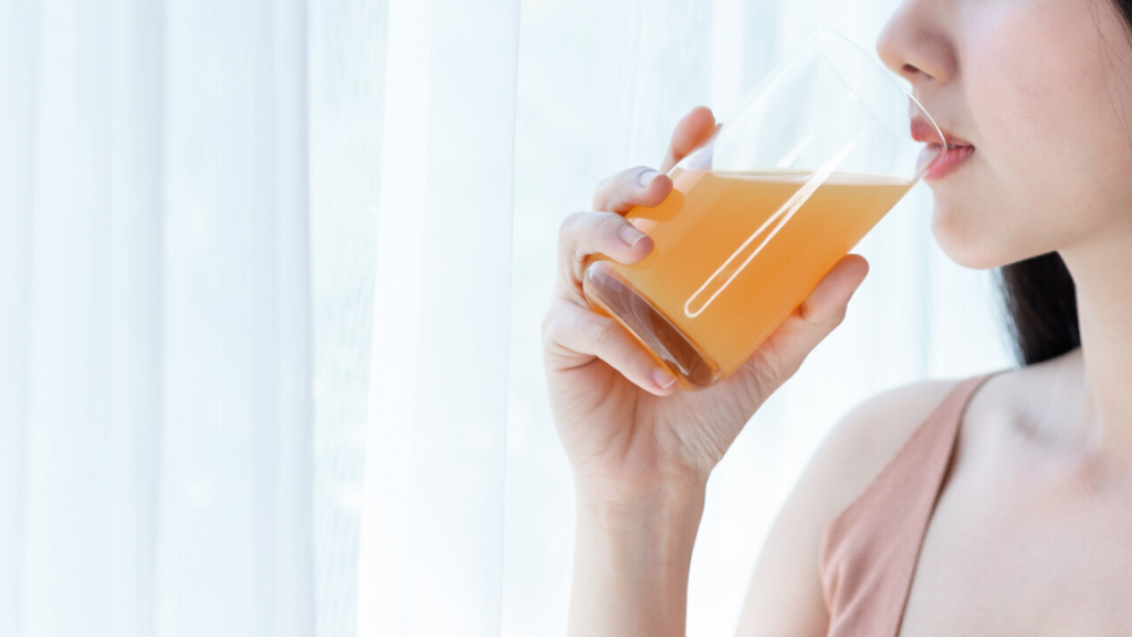 Có thể uống nước trái cây dể cải thiện tình trạng chóng mặt do hạ đường huyết (Ảnh: Sưu tầm)
