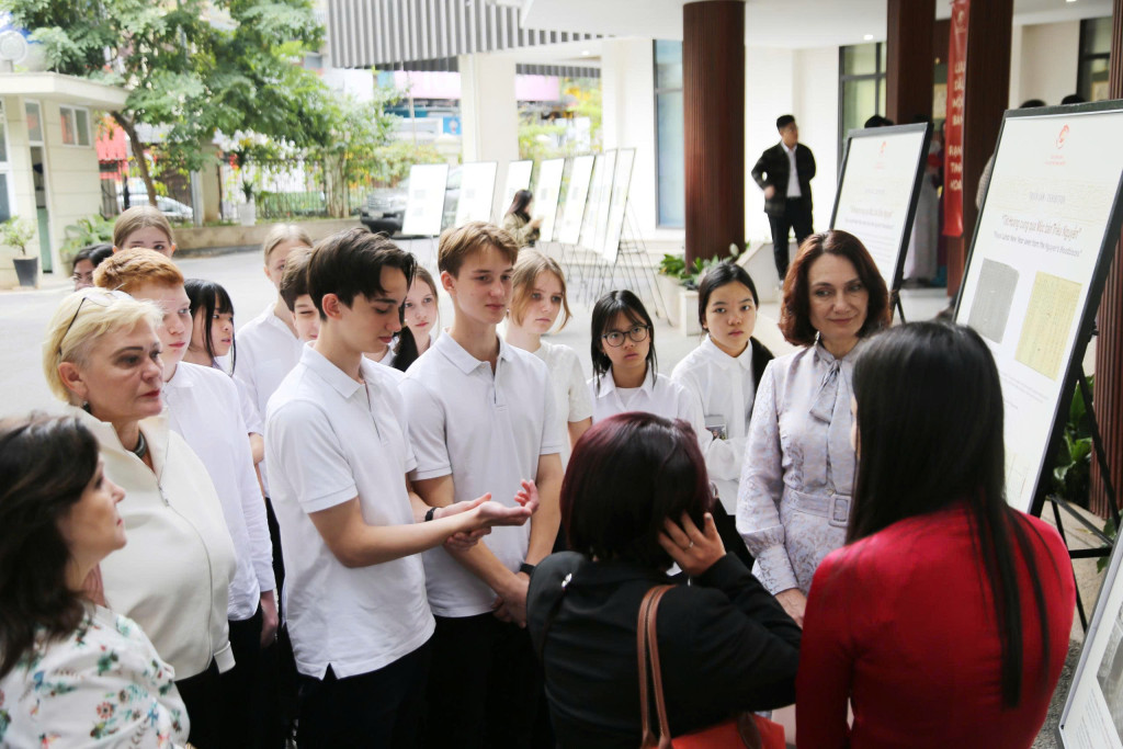 Phu nhân Đại sứ quán Nga tại Việt Nam cùng các em học sinh là con em cán bộ ngoại giao đại sứ quán Nga tại Hà Nội tham quan không gian trưng bày (Ảnh: PV)