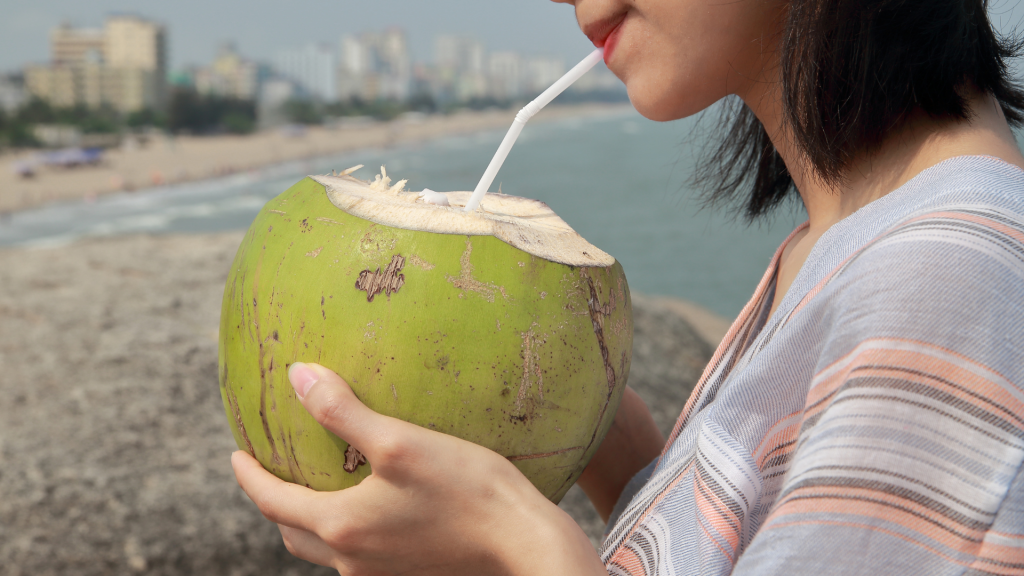 Những ai bị cảm có biểu hiện lạnh nhiều, ho có đờm nên cân nhắc khi uống nước dừa (Ảnh: Sưu tầm)