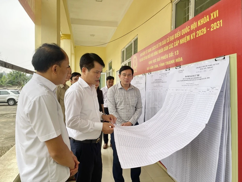 Ông Đào Xuân Yên, Ủy viên Ban Thường vụ Tỉnh ủy, Trưởng Ban Tuyên giáo và Dân vận Tỉnh ủy cùng các thành viên đoàn giám sát kiểm tra công tác chuẩn bị bầu cử tại khu vực bỏ phiếu số 13 (thôn Hoàng Vĩnh, xã Cẩm Tân) 