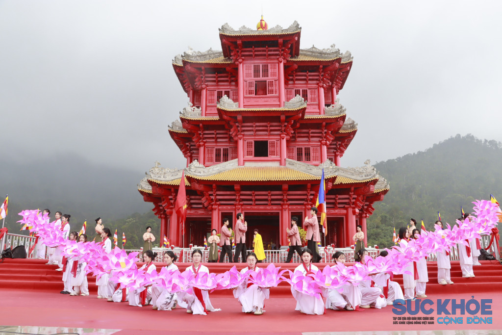 Chương trình nghệ thuật đặc sắc tái hiện không gian văn hóa linh thiêng gắn với dòng Thiền phái Trúc Lâm tại Tây Yên Tử. (Ảnh: Xuân Hiếu)