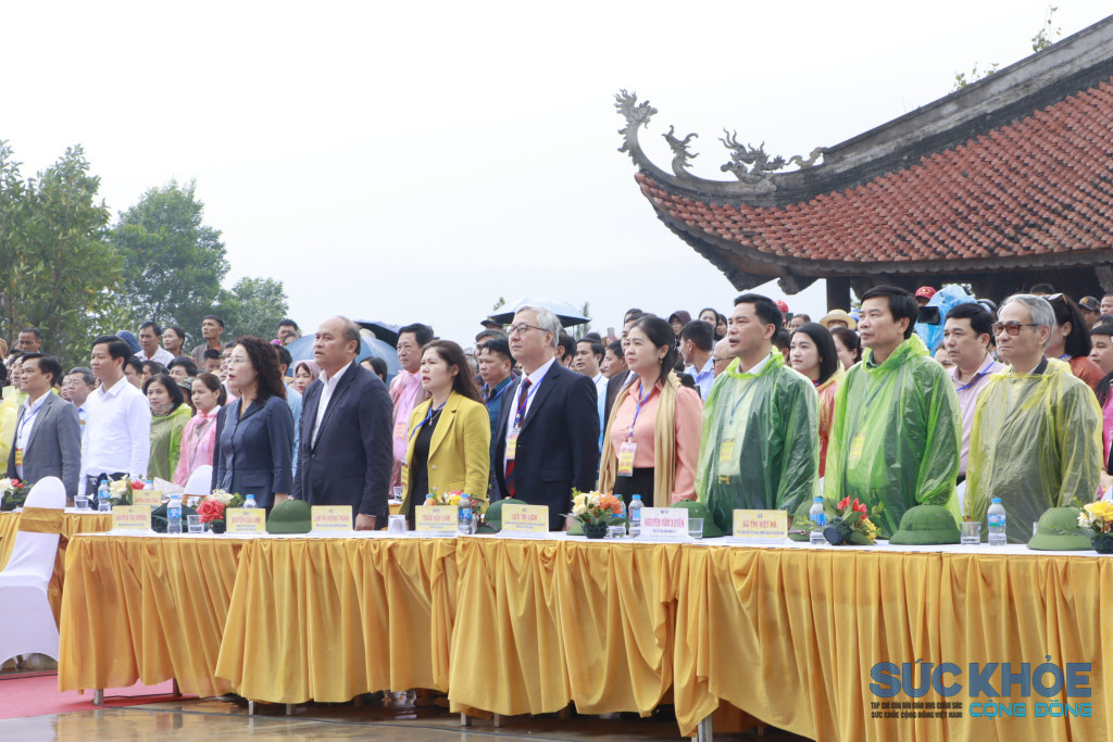 Đồng chí Nguyễn Hồng Thái, Ủy viên Trung ương Đảng, Bí thư Tỉnh ủy Bắc Ninh cùng các đồng chí lãnh đạo tỉnh dự lễ khai hội. (Ảnh: Xuân Hiếu)