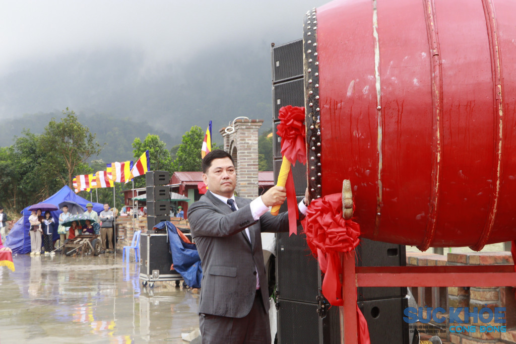 Đồng chí Bí thư Tỉnh ủy thực hiện nghi thức đánh trống khai hội tại sân tháp chuông chùa Hoa Nghiêm, chính thức khai mạc Lễ hội Xuân Tây Yên Tử năm 2026. ( Ảnh: Xuân Hiếu) 