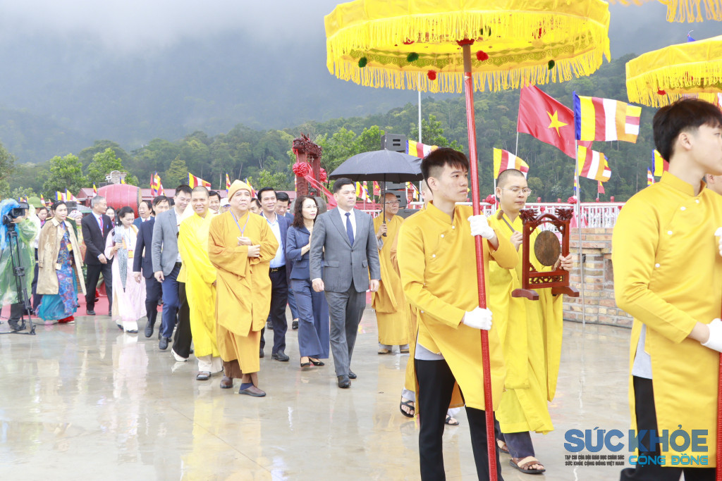 Nghi thức rước lễ truyền thống được tổ chức trang nghiêm tại khu vực sân tháp chuông, mở đầu cho chuỗi hoạt động Lễ hội Xuân Tây Yên Tử 2026. (Ảnh: Xuân Hiếu)
