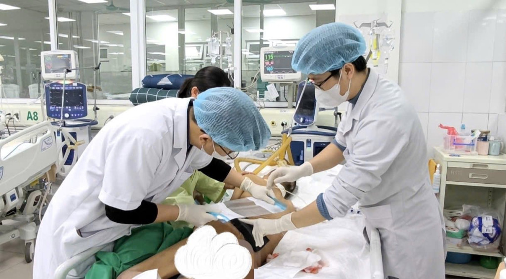 Bác sĩ thăm khám và điều trị cho bệnh nhân (Ảnh: BVCC)