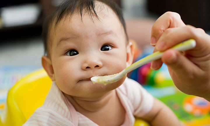Giai đoạn đầu ăn dặm chỉ là tập làm quen với thực phẩm mới, sữa mẹ hoặc sữa công thức vẫn là nguồn dinh dưỡng chính trong năm đầu đời. (Ảnh: Sưu tầm)