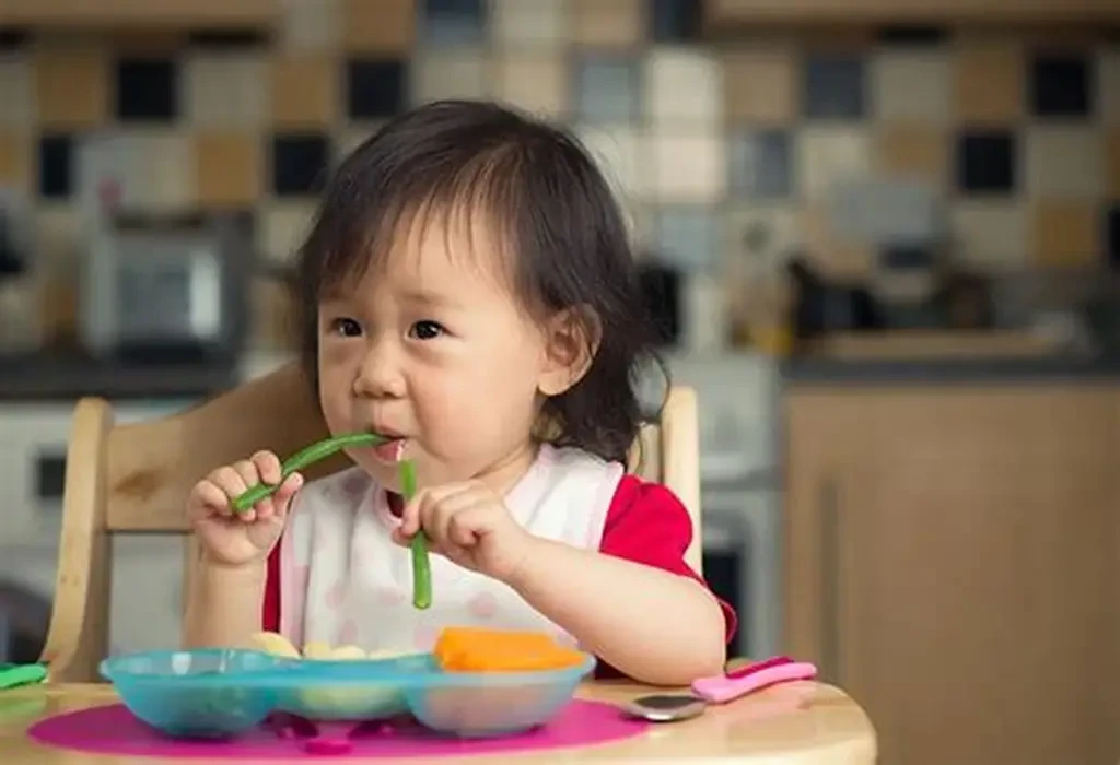 Ăn dặm nên bắt đầu khi trẻ tròn 6 tháng tuổi và có dấu hiệu sẵn sàng như ngồi vững, hứng thú với thức ăn và phối hợp nhai – nuốt tốt. (Ảnh: Sưu tầm)