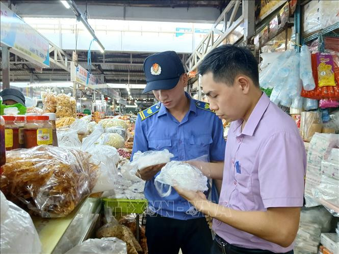 Kiểm tra an toàn thực phẩm (Ảnh: TTXVN)