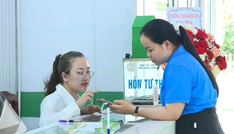 Bệnh nhân xuất trình thông tin đăng ký khám bệnh online tại Phòng khám Medic đóng trên địa bàn xã Hoa Lộc (Ảnh: Thùy Dung)