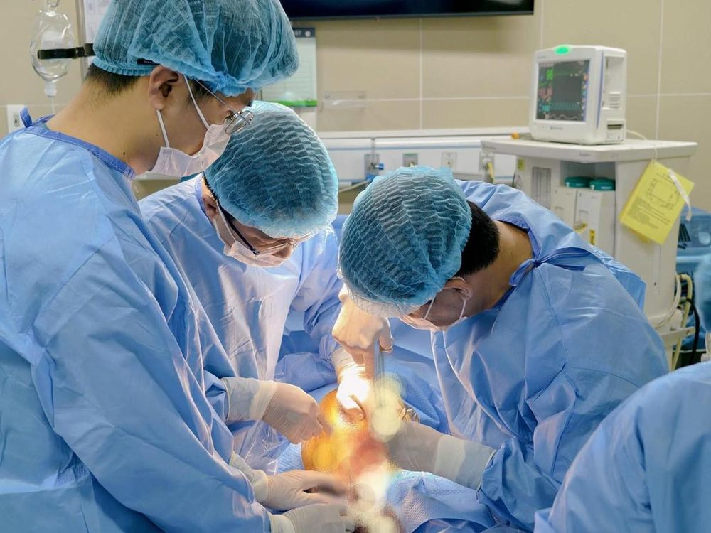 Ê-kíp hai bệnh viện phẫu thuật cho bệnh nhân (Ảnh BVCC)