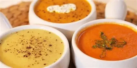 Bột hay cháo xay đều phù hợp trong giai đoạn đầu, quan trọng là đảm bảo đủ dưỡng chất và không ép bé ăn. (Ảnh: Sưu tầm)
