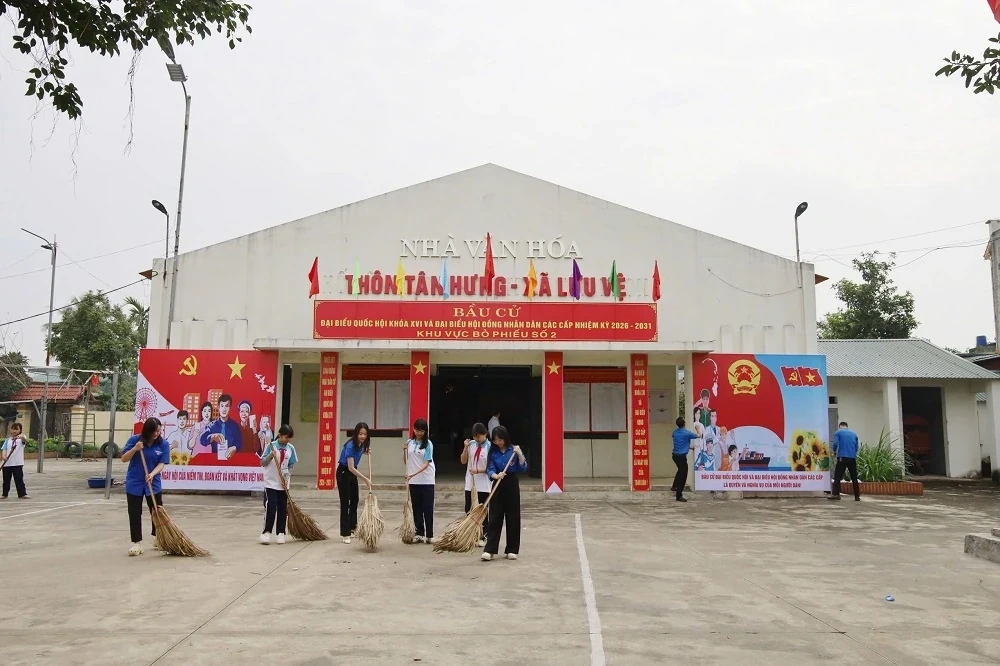 Tại 166 xã phường, 100% tổ chức Đoàn đã đồng loạt ra quân triển khai các hoạt động chỉnh trang khu vực bỏ phiếu, rà soát danh sách cử tri và đẩy mạnh tuyên truyền pháp luật (Ảnh: Thùy Linh)