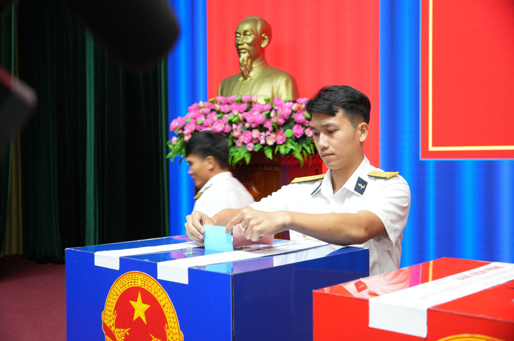 Cử tri bỏ phiếu bầu cử sớm (ngày 26/2) tại điểm bầu cử Bộ Tư lệnh Vùng 2 Hải quân
